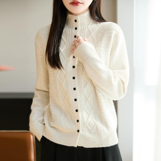 纤束马浣熊绒加厚绞花菱格开衫NG-2157 | 传递出复古文艺的英伦气息，是时尚界的永恒经典 商品图1