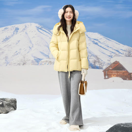 【12/10新品6折】熙世界泡芙奶黄色羽绒服女2025冬新款可脱卸带帽短款白鸭绒外套女 商品图3