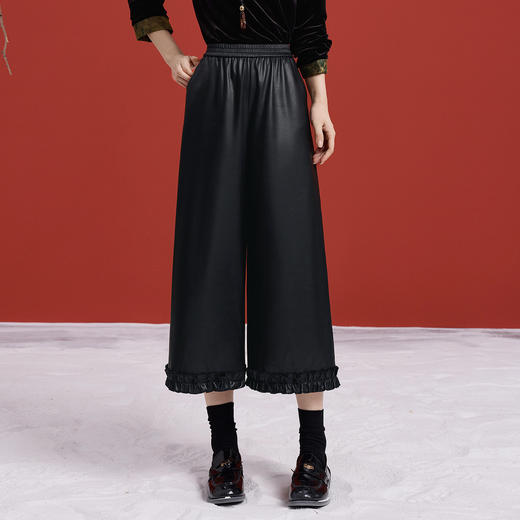 【12/10新品6折】熙世界哑光PU皮八分阔腿裤女秋冬2025新款宽松小个子九分休闲皮裤 商品图4