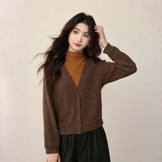 【12/10新品6折】熙世界假两件撞色半高领毛衣女2025年秋冬新款复古别致打底针织衫 商品图3