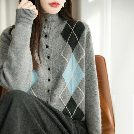 纤束马浣熊绒加厚彩色菱形格卷边开衫NG-2151 | 传递出复古文艺的英伦气息，是时尚界的永恒经典 商品图7