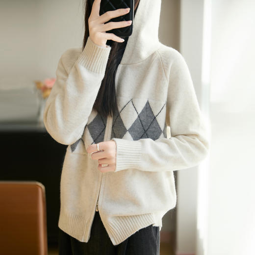 纤束马浣熊绒菱形格连帽开衫NG-2168 | 传递出复古文艺的英伦气息，是时尚界的永恒经典 商品图2