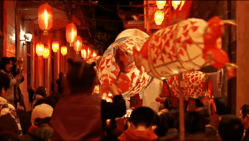 【春节亲子团5日】带娃寻找徽州年，走进东方美学！跟大咖游水墨宏村、看黄山四绝；做客徽州人家，吃落昏、打食挑、讨红包；舞鱼灯、做糕点、剪窗花，泡汤泉……讲100遍美学定义，不如带娃去一次徽州！