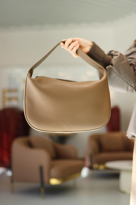 SAFICOO  慵懒风焦糖棕头层牛皮半月宽肩带单肩包 商品图2