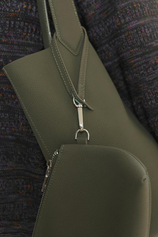 一周发货【大容量牛皮托特包】💫实用大包通勤简约百搭款，外层牛皮，内层麂皮，附赠内层收纳包、挂包。尺寸底长30宽19高29开口45厘米。 商品图13