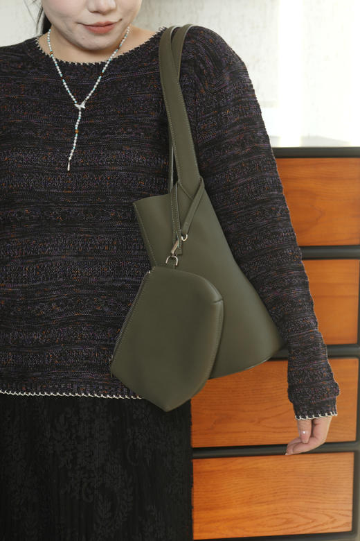 一周发货【大容量牛皮托特包】💫实用大包通勤简约百搭款，外层牛皮，内层麂皮，附赠内层收纳包、挂包。尺寸底长30宽19高29开口45厘米。 商品图5