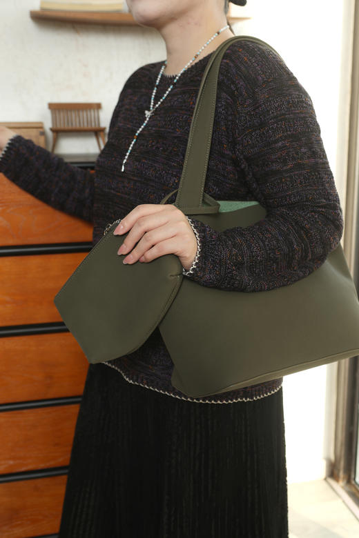 一周发货【大容量牛皮托特包】💫实用大包通勤简约百搭款，外层牛皮，内层麂皮，附赠内层收纳包、挂包。尺寸底长30宽19高29开口45厘米。 商品图6