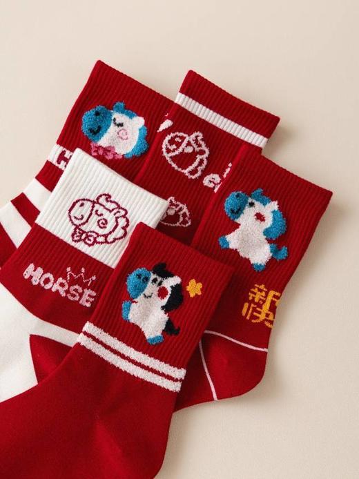 💕【儿童澳绒圣诞新年中筒袜】好喜气！♦️儿童澳绒圣诞新年袜，红袜上有爱心魔法，🌈就像把满满的爱意都融入其中耶～💥这双袜子一穿上，整个人都被甜蜜包围啦 商品图3
