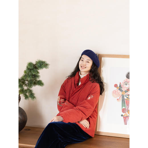 牧衣游原创 精工手绣灯芯绒95高蓬松净味红嘴雁绒羽绒服红色 岩可 商品图1