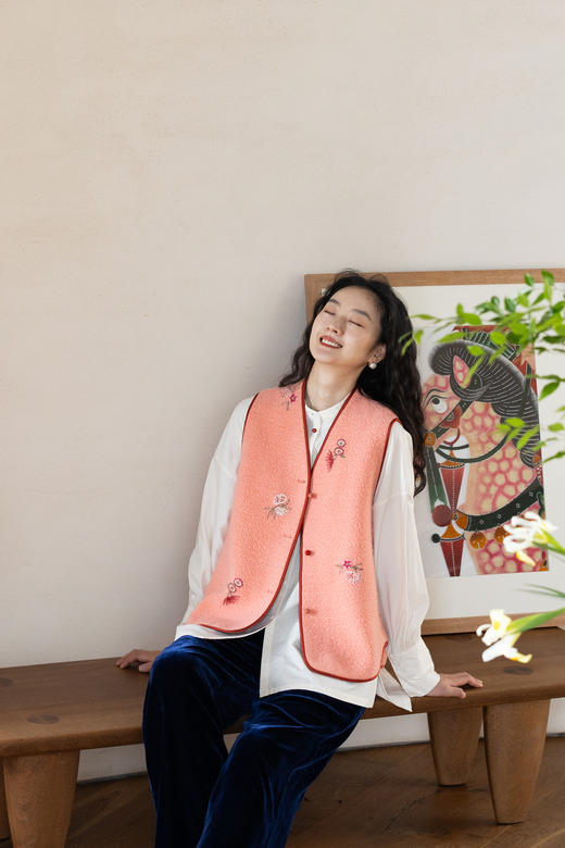 牧衣游原创 手工刺绣进口羊毛混纺羊羔毛马夹女新款红色开衫 离歌 商品图5