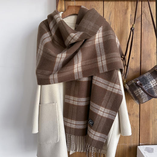 【多妈团购 明星同款双面羊毛系列围巾】吴昕、蓝盈莹同款，纱线亲肤，柔软细腻～可披可围，简约大气！时尚感满满-爱买买 商品图7