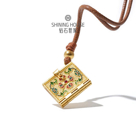 【福佑神护系列】钻石世家 般若波罗蜜多心经足金珐琅挂坠 ；巧妙地开合结构，打开可见经文刻于内部，珐琅彩的点缀让整本经书更加华贵绚丽【黄金产品不支持无理由退换货】预计3-5天发货 商品图2