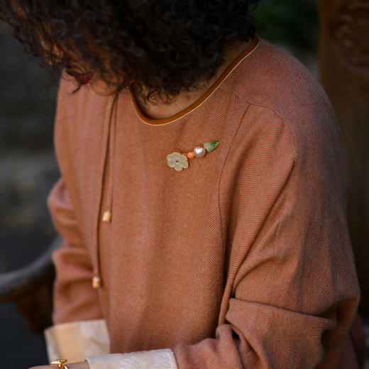 18k镶嵌翡翠树叶和田玉花瓣珍珠珊瑚胸针项链两用 商品图1