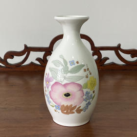 英国Wedgwood Meadow Sweet花卉纹饰花瓶 B0244