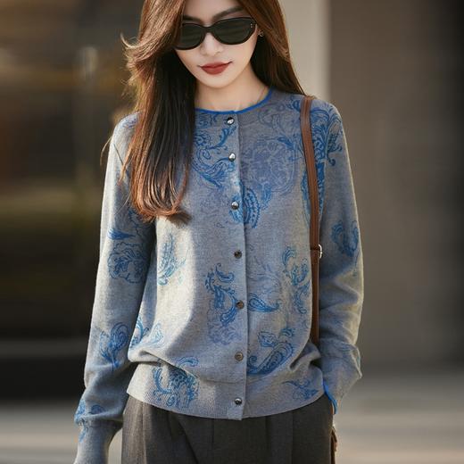 「自」全新升级【铂金会员201/天猫269/差价68】(10312)洛诗琳气质腰果印花针织开衫2025秋冬圆领百搭显瘦针织毛衣 商品图2