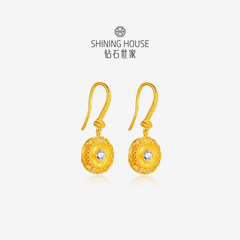 钻石世家[艺术黄金]  巳来运转系列  足金钻石耳环 如意罗盘耳环 以象征财运富贵长寿的灵蛇纹融入吉祥元素，黄金与钻石的时尚设计寓意金蛇庇护，蛇来运转【黄金产品不支持无理由退换货】预计3-5天发货
