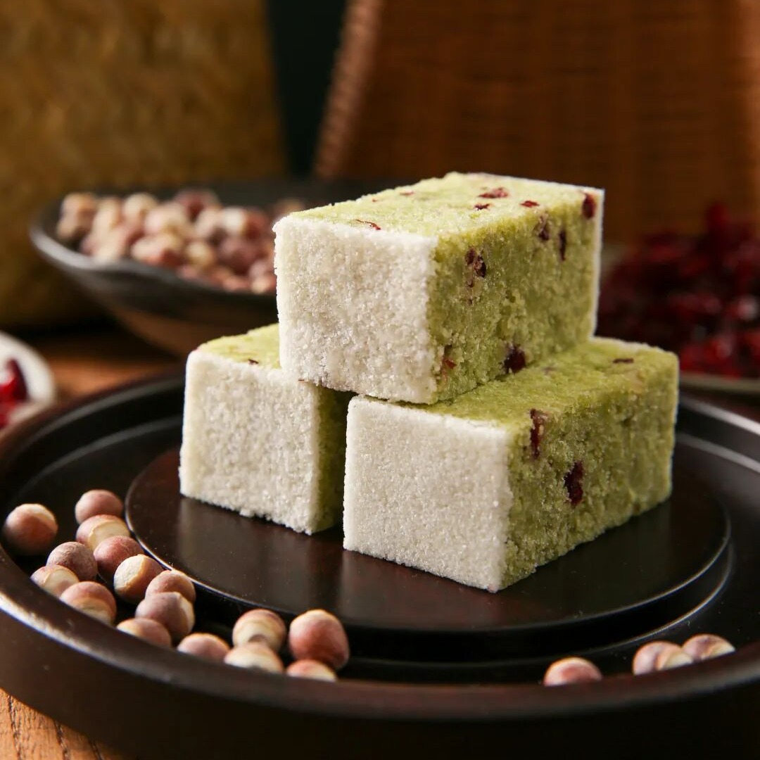 龙井白桃芡实糕，非遗手作，茶香、果香、米香交织，清甜绵软，舌尖迎来春天！