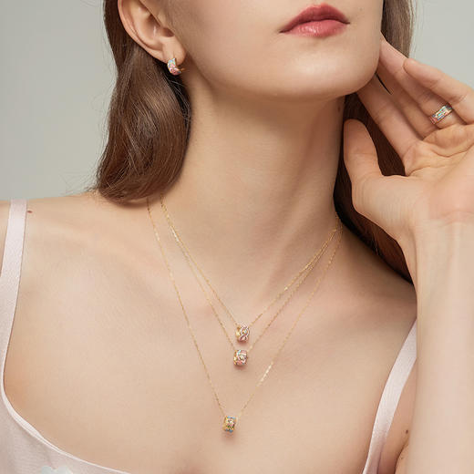 【无限】【花样琅漫】钻石世家 花样琅漫·无限系列 足金镶钻挂坠 足金镶钻戒指情侣戒 足金耳饰  德国黄金工艺手工拍平珐琅结合【不含链子】【黄金产品不支持无理由退换货】预计3天发货 商品图7