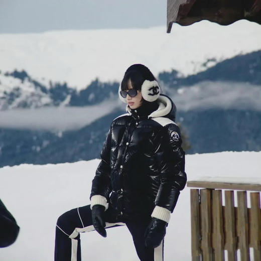 香奈儿 25秋冬新款 滑雪系列黑白撞色连帽羽绒服(TM) 商品图3