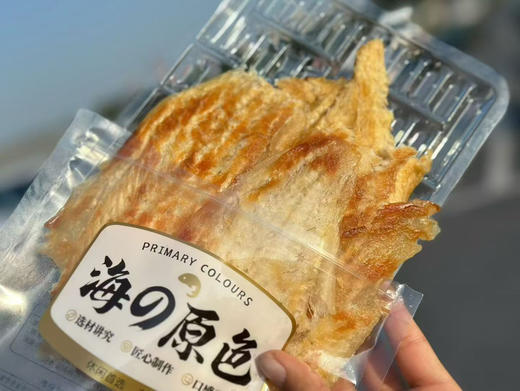 【深海烤鳕鱼片】表面微泛金黄，散发出诱人焦香。口感一改传统的干韧，变得蓬松酥软，轻轻一撕，鱼肉纤维丝丝分明 商品图4