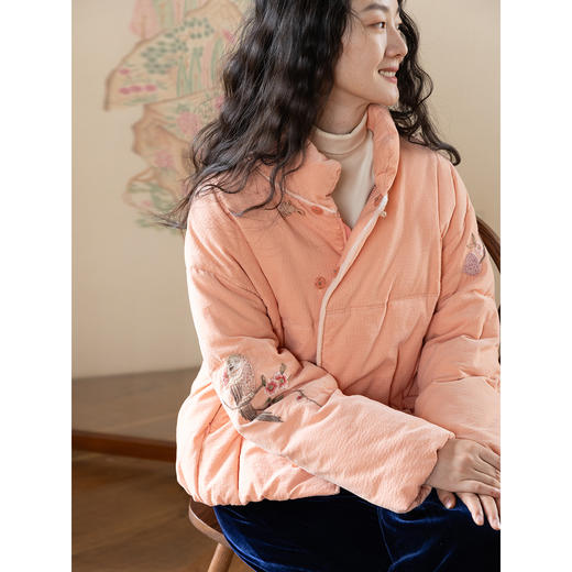 牧衣游原创 精工手绣灯芯绒95高蓬松净味红嘴雁绒羽绒服红色 岩可 商品图3