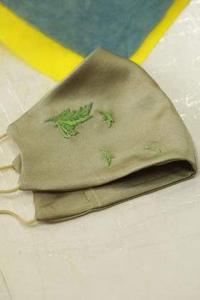 【林栖好物】东阳手工艾叶刺绣艾叶真丝植物染防晒面罩22mm真丝素绉缎刺绣口罩（预售15天发货）LX1925043