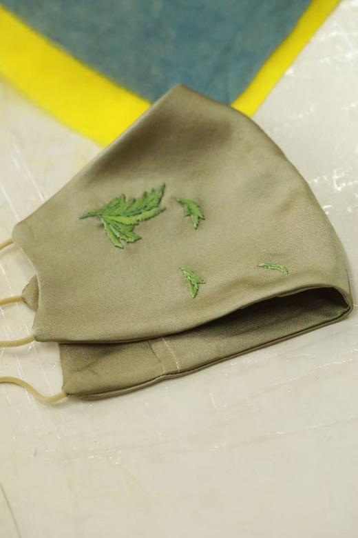 【林栖好物】东阳手工艾叶刺绣艾叶真丝植物染防晒面罩22mm真丝素绉缎刺绣口罩（预售15天发货）LX1925043 商品图0