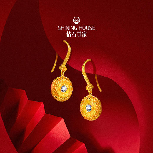 【巳来运转系列】钻石世家 如意罗盘耳环 足金钻石耳环 以象征财运富贵长寿的灵蛇纹融入吉祥元素，黄金与钻石的时尚设计寓意金蛇庇护，蛇来运转【黄金产品不支持无理由退换货】预计3-5天发货 商品图3