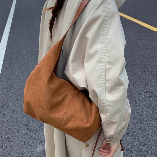 【奢姿甄选】小众设计💥【JACOPONNUS 秋冬韩版托特包】小众设计款 告别撞包尴尬 容量适中 金属扣装饰 细节精致提升质感 长短随你调节 细腻纹理 温润光泽 越用越软 商品图3