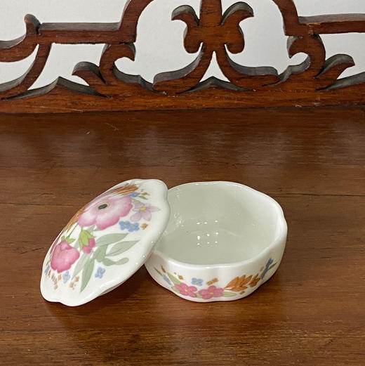英国Wedgwood Meadow Sweet 花卉纹饰盖罐 B0247 商品图1