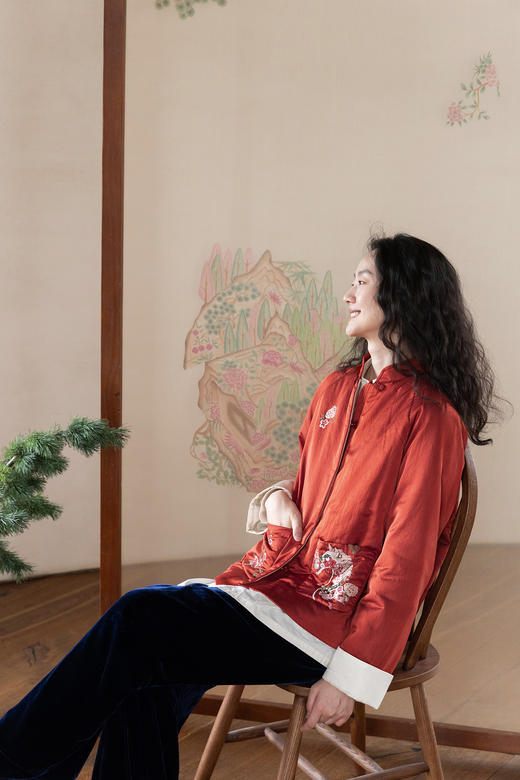 牧衣游原创 重磅丝棉手工刺绣棉服外套中式红色喜庆新年棉衣 倚梅 商品图5