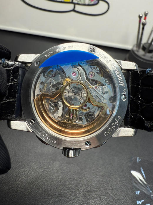 APS新品CODE26393 系列|||
爱彼CODE 11.59系列蓝盘飞返计时码表自动上弦腕表，表壳直径为41毫米，这一尺寸的设定使得这枚腕表同时适合男士与女士佩戴❕❕匠心制造 每细节都用心去打磨 商品图13