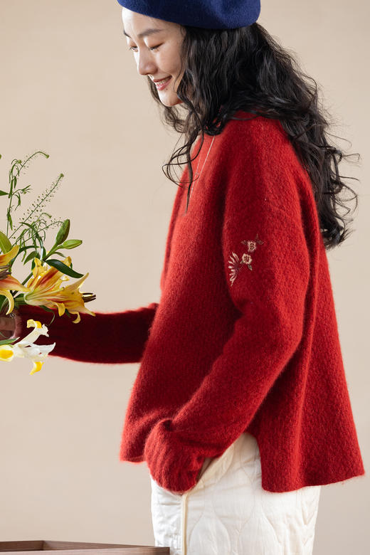 牧衣游原创 毛织手工刺绣毛织套头衫软糯保暖红色氛围毛衣女 暮冬 商品图5