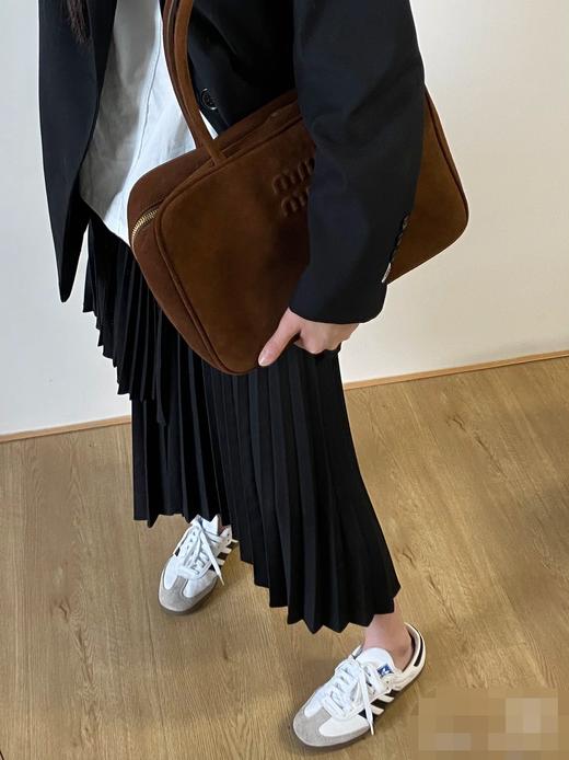 缪缪 25秋冬款 长手柄麂皮公文包（MM） 商品图3