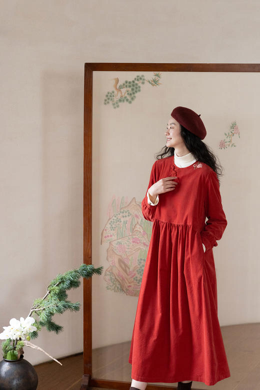 牧衣游原创 手工刺绣灯芯绒连衣裙新款宽松红色新中式长裙 云蔓 商品图5