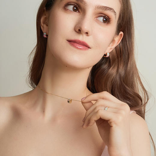 【花样琅漫】钻石世家 花样琅漫系列 足金挂坠 珐琅挂坠 高温珐琅 以德国黄金工艺与手工拍平珐琅结合 鎏彩珠光 美轮美奂【黄金产品不支持无理由退换货】预计3-5天发货 商品图2