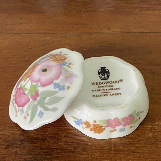 英国Wedgwood Meadow Sweet 花卉纹饰盖罐 B0247 商品图2