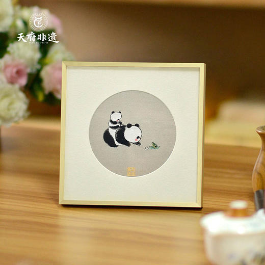 【天府蜀锦框画】礼好天府非遗蜀锦熊猫装饰画 刺绣工艺品四川纪念品 客厅书房装饰金属边框挂件 中国风特色礼物节日礼品 商品图2
