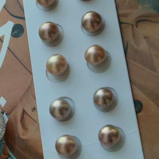 甄珠贝 秋冬香草色系 淡水珍珠耳钉 10-11mm，饱满，ji光，面无暇 侧/底部小微瑕 925银针 商品图3