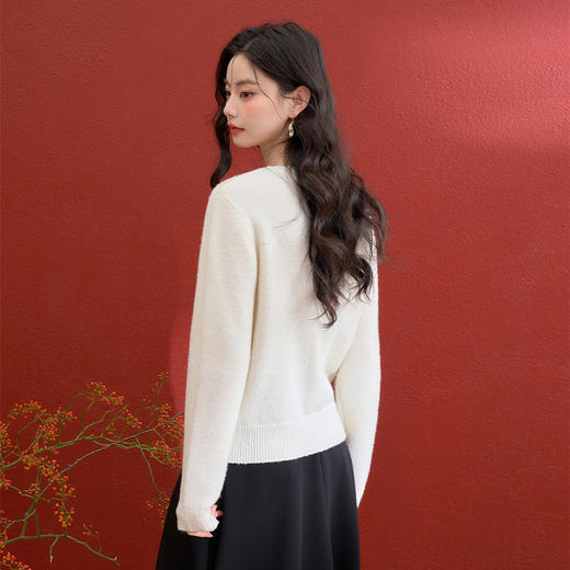 西遇法式优雅亮钻珍珠扣纯色毛衣女冬季新款柔软舒适针织衫V4155416 商品图4