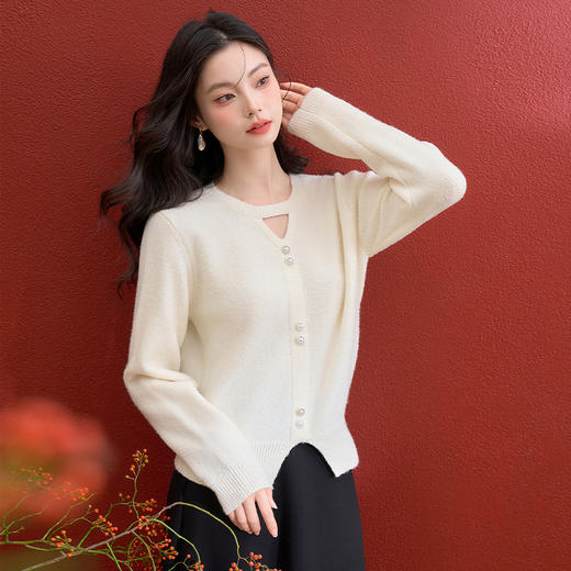 西遇法式优雅亮钻珍珠扣纯色毛衣女冬季新款柔软舒适针织衫V4155416 商品图2