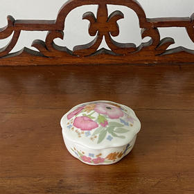 英国Wedgwood Meadow Sweet 花卉纹饰盖罐 B0247