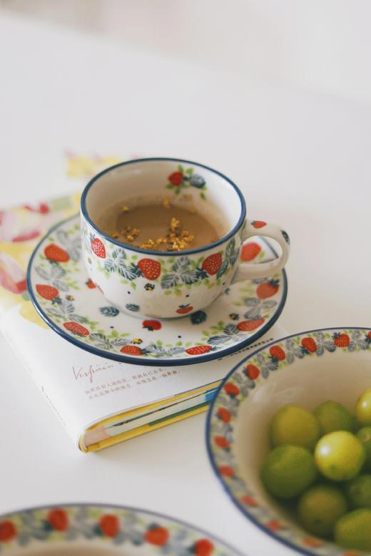 餐桌上的小确幸【Boleslawiec草莓系列餐具】釉下彩纯手工绘制与釉中彩的相结合，让颜色透亮又持久WD 商品图1