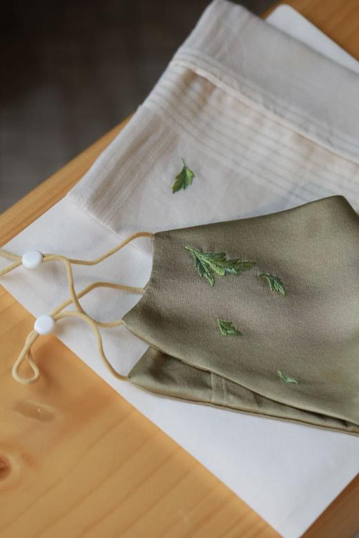 【林栖好物】东阳手工艾叶刺绣艾叶真丝植物染防晒面罩22mm真丝素绉缎刺绣口罩（预售15天发货）LX1925043 商品图6