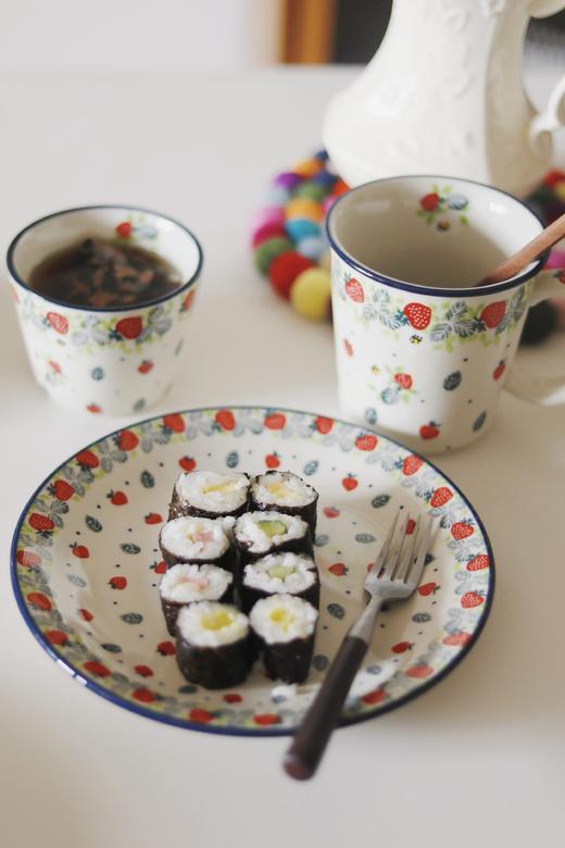 餐桌上的小确幸【Boleslawiec草莓系列餐具】釉下彩纯手工绘制与釉中彩的相结合，让颜色透亮又持久WD 商品图5