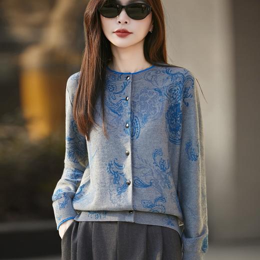 「自」全新升级【铂金会员201/天猫269/差价68】(10312)洛诗琳气质腰果印花针织开衫2025秋冬圆领百搭显瘦针织毛衣 商品图3