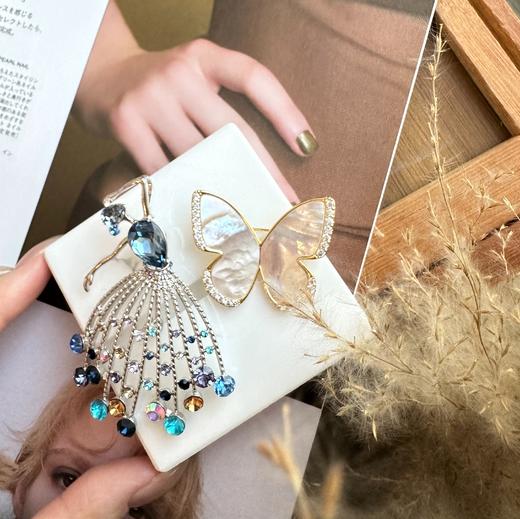 宠粉福利 两枚装！搭配一个好心情吧。高级优雅海水母贝蝴蝶胸针和奥地利进口水晶芭蕾舞女孩胸针组合 商品图2