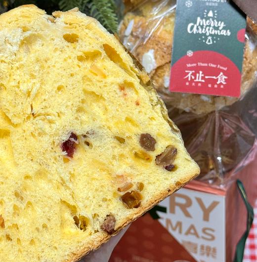潘纳托尼&圣诞面包全家福｜圣诞必吃的仪式感面包，自带流量的节日限定！金黄蓬松的圆顶缀满香脆扁桃仁片，一切开，果干香混着温润麦香扑面而来，氛围感直接拉满～ 自留过节、送礼都超合适，妥妥的节日C位！ 商品图3