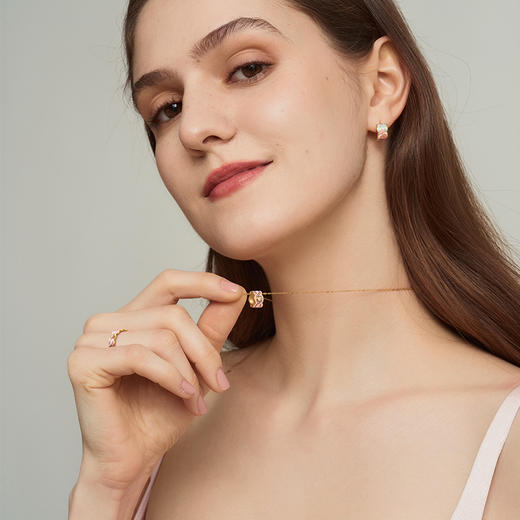 【无限】【花样琅漫】钻石世家 花样琅漫·无限系列 足金镶钻挂坠 足金镶钻戒指情侣戒 足金耳饰  德国黄金工艺手工拍平珐琅结合【不含链子】【黄金产品不支持无理由退换货】预计3天发货 商品图8