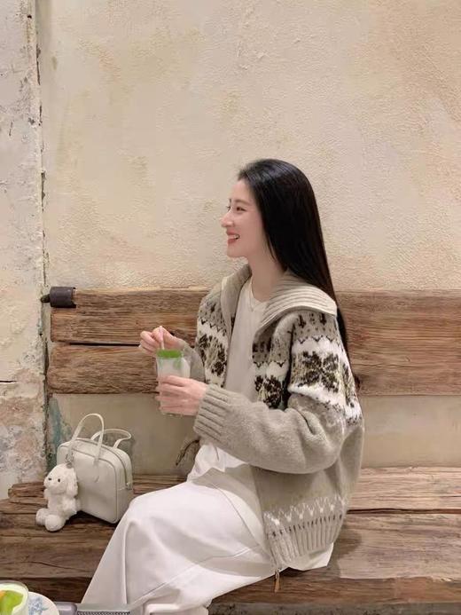 一店k（重工微拉毛工艺！绵羊毛混纺面料！）姜妍真不愧是时髦小姨‼️低饱和度豆沙绿温柔又清新，秋冬氛围感满满！Selfwh*新款费尔岛翻领毛衣外套 商品图5